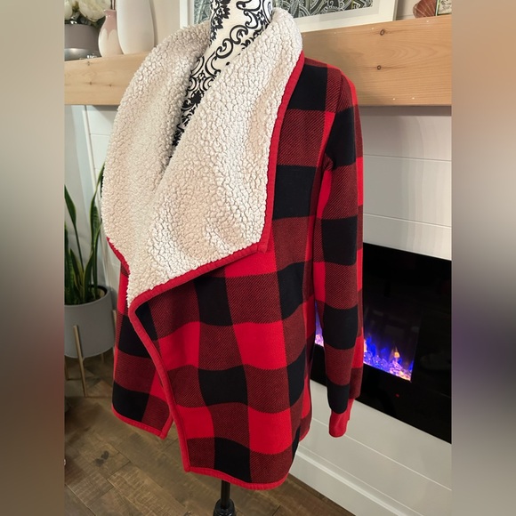 Cardigan Abercrombie. Good condition perfect for fall or winter - Picture 2 of 3